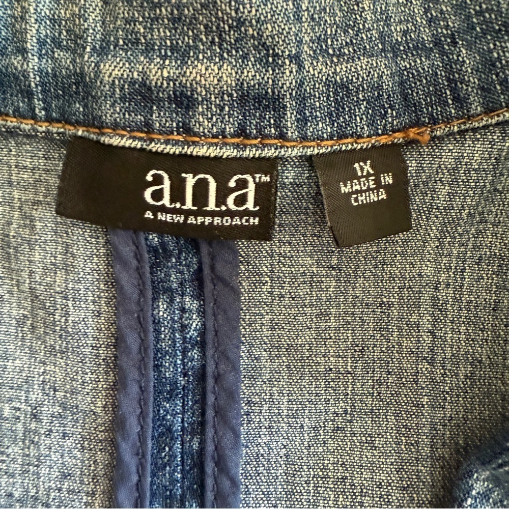 a.n.a Classic Blue Denim Women's Blazer Jacket Size 1X - Picture 3 of 8
